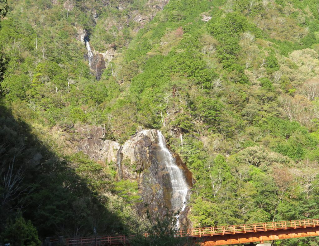 上の滝が銚子滝、下の滝が不動滝
