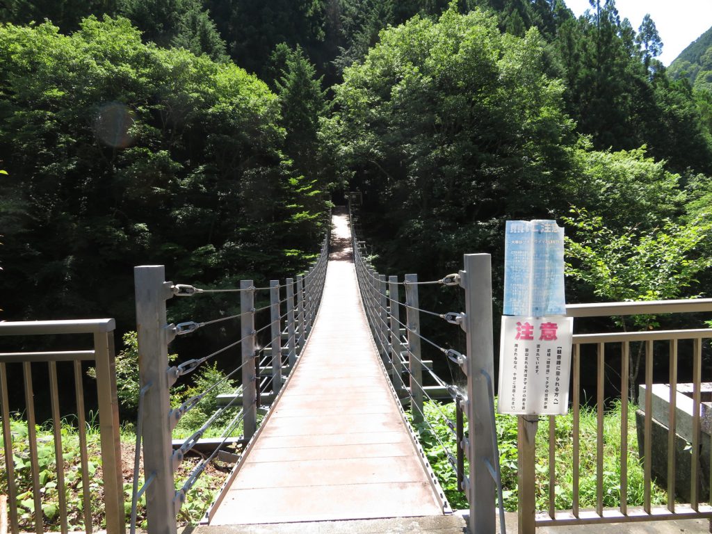 観音峯登山口につながる吊り橋